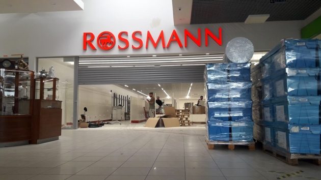 Galeria handlowa zmienia szyldy. Pojawią się w niej Rossmann i Biedronka