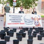 Ile wody potrzeba do produkcji hamburgera? Uliczna akcja promująca wegetarianizm