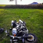 Motocyklista wypadł z drogi. Do szpitala zabrał go śmigłowiec