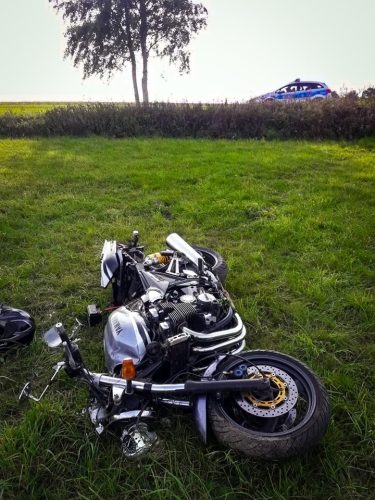 Motocyklista wypadł z drogi. Do szpitala zabrał go śmigłowiec