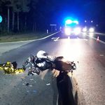 Motocyklista zahaczył o mercedesa. Nieprzytomny w szpitalu
