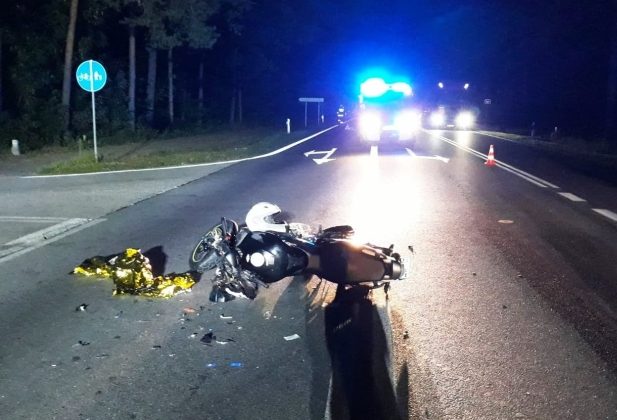 Motocyklista zahaczył o mercedesa. Nieprzytomny w szpitalu