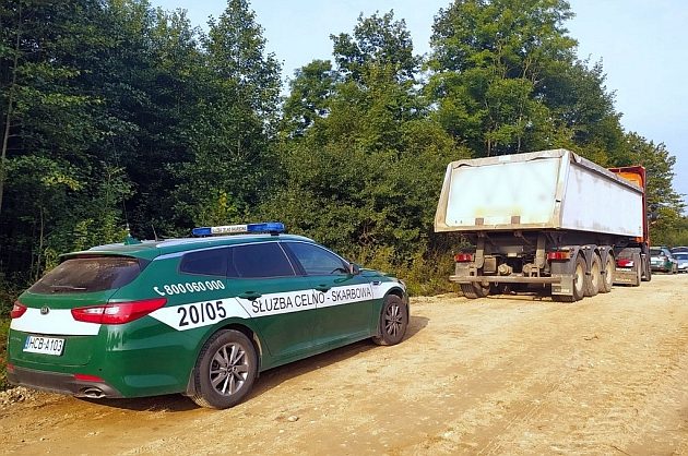 Pościg za wywrotką. Mundurowi przechwycili 45 tys. paczek nielegalnych papierosów