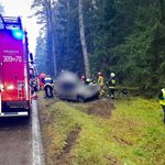 Kierowca zginął na miejscu. Auto wypadło z drogi, uderzyło w drzewo