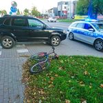 Wypadek z udziałem osobówki i rowerzysty. Kierowca jednośladu trafił do szpitala