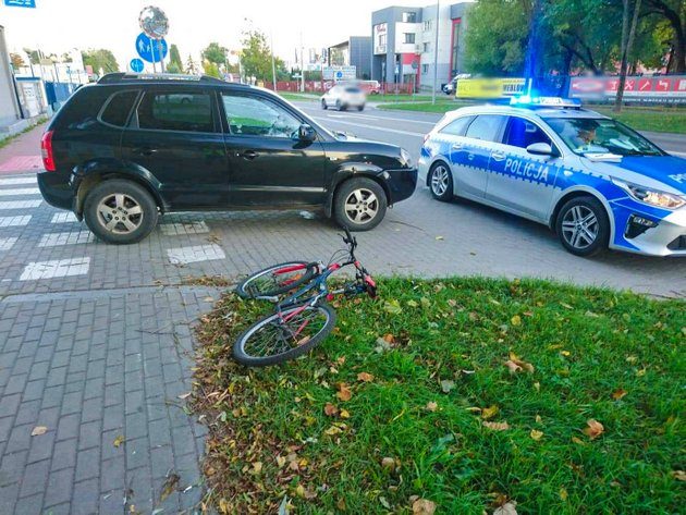 Wypadek z udziałem osobówki i rowerzysty. Kierowca jednośladu trafił do szpitala