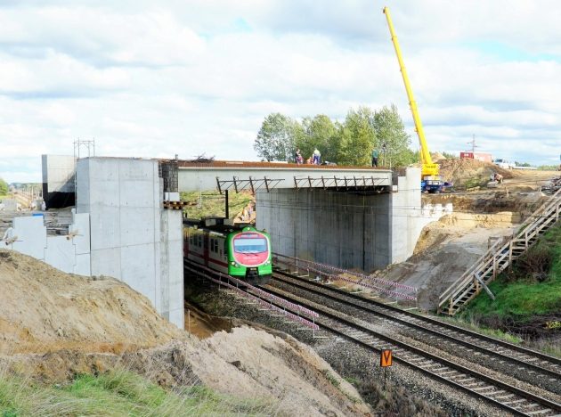 Wiadukt nad torami w Uhowie nabiera kształtów. To element powstającej obwodnicy [ZDJĘCIA]