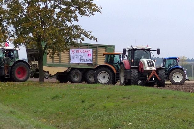 Strajk rolników na drogach w całym województwie. "5 Kaczaka niszczy Polaka" [ZDJĘCIA]