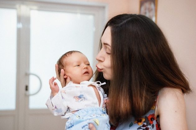 Bez porodów rodzinnych i odwiedzin. Mamy zostają same