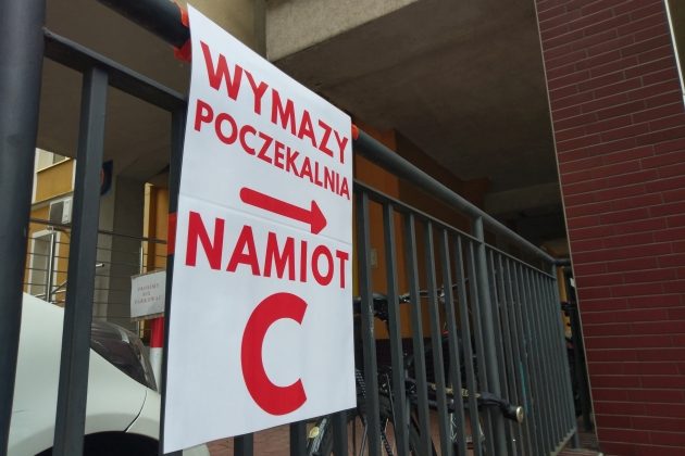 Duża liczba zgonów na COVID-19 bez chorób współistniejących