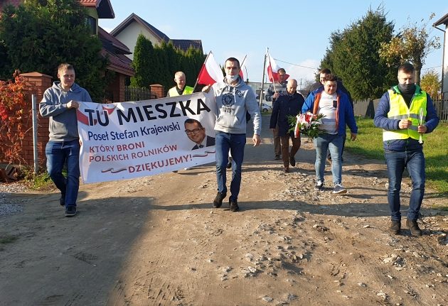 Podlascy rolnicy dziękują posłowi. Wybrali się pod jego dom