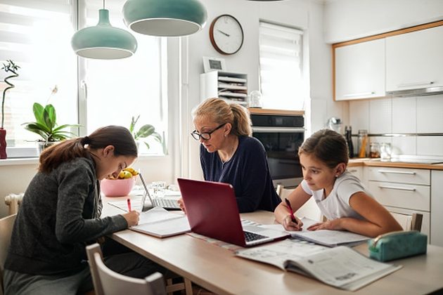 Uczniowie klas IV-VIII oraz szkół ponadpodstawowych od dziś uczą się online. Do kiedy?