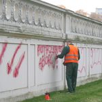 "Aborcyjne" graffiti na ogrodzeniu Pałacu Branickich [WIDEO, ZDJĘCIA]