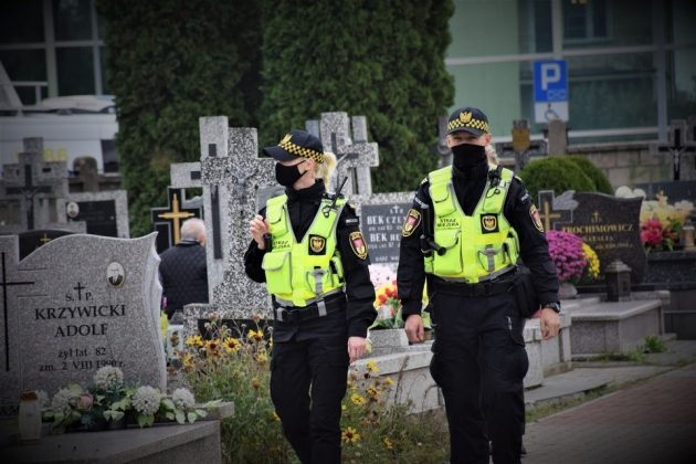 Akcja "Hiena cmentarna". Strażnicy miejscy patrolują nekropolie