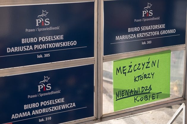 PiS nie zagłosował za stanowiskiem potępiającym atak petardami na kobiety