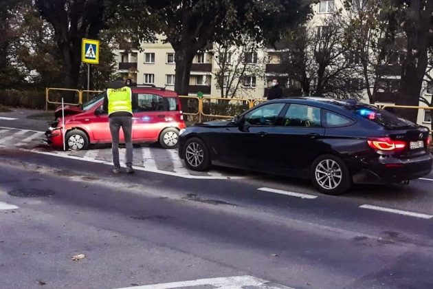 Fiat zderzył się z ciężarówką. Kierowca trafił do szpitala