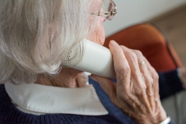 Białystok pomaga seniorom. Wolontariusze robią m.in. zakupy