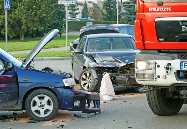 Wypadek tuż przy komendzie Straży Pożarnej. Kobieta z trójką dzieci w szpitalu