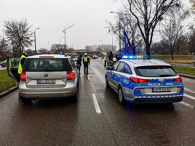 Zderzenie osobówki z radiowozem. Dwie osoby trafiły do szpitala