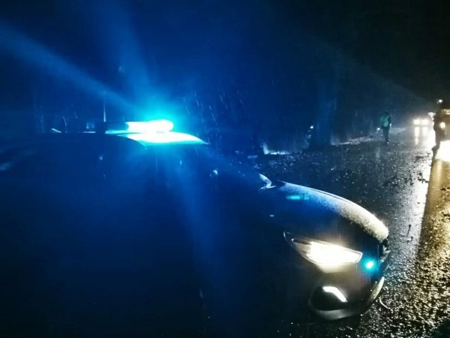 Powiat augustowski. 4 osoby w szpitalu po zderzeniu auta z drzewem