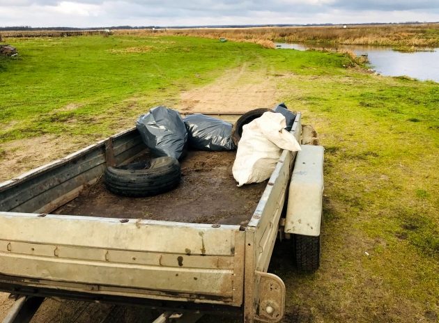 Sterty śmieci wypadające z worków. Park Narodowy sam stwarza zagrożenie dla zwierząt?