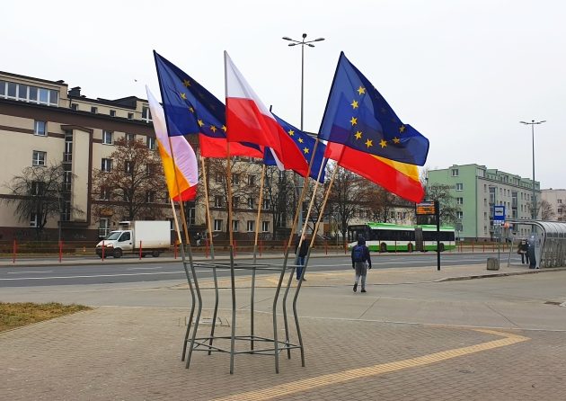 Flagi Polski i Unii Europejskiej w całym Białymstoku. Trwa akcja #potrzebUEmy