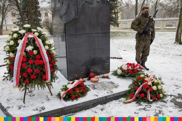 Rocznica wprowadzenia stanu wojennego. Oddano hołd pod pomnikiem Popiełuszki