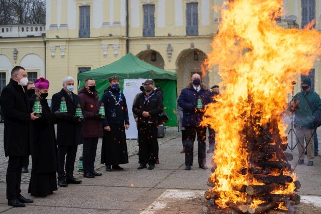 Betlejemskie Światełko Pokoju. W centrum miasta płonie ognisko [ZDJĘCIA]