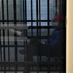 Zniszczone drzwi, okno, parapety i samochód. Za wszystko odpowiada pijany zazdrośnik