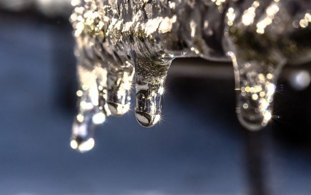 Będzie ślisko. Lód pojawi się na drogach i chodnikach