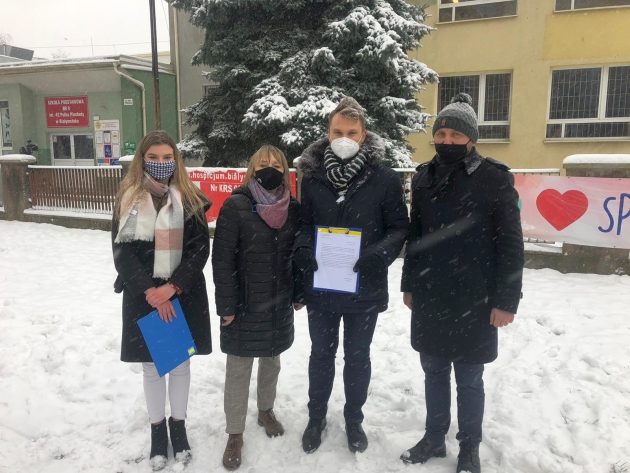 Chce, aby szczepić nauczycieli razem z grupą 0. Napisał do ministrów