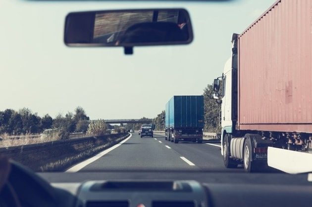 Przeładowane ciężarówki rozjeżdżają drogi. Białystok nie korzysta z miejsc do kontroli