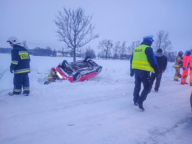 Samochód wpadł w poślizg. Trzy osoby zabrano do szpitala