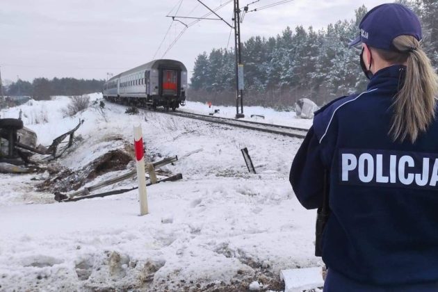 Wypadek na przejeździe kolejowym. Zniszczenia są większe niż sądzono