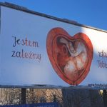 Płód w sercu z napisem "jestem zależny". Kto stoi za antyaborcyjną akcją?