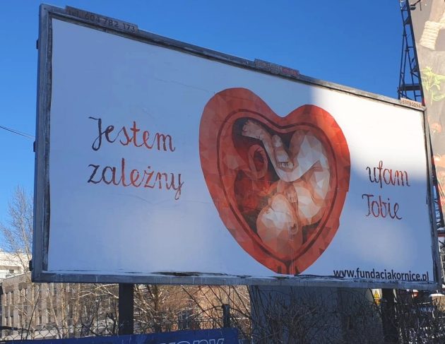 Płód w sercu z napisem "jestem zależny". Kto stoi za antyaborcyjną akcją?