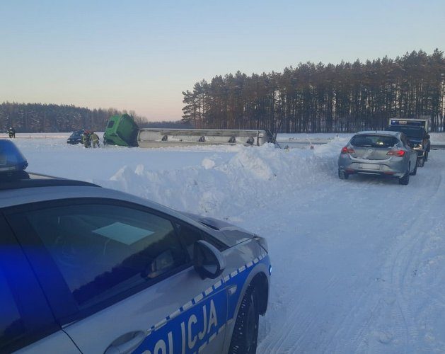 Ciężka sytuacja na drogach. Na DK 673 trwa usuwanie cysterny