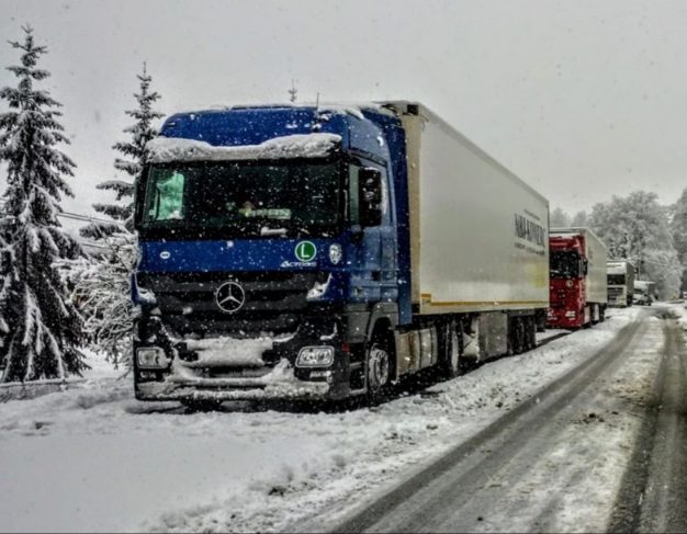 Ciężarówki nie mogą podjeżdżać pod wzniesienia. Zablokowane drogi