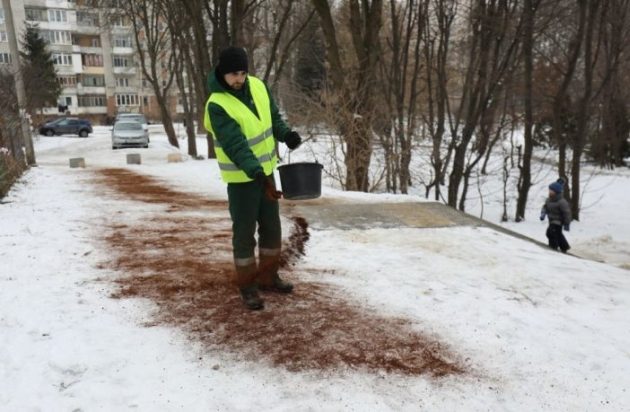 Fusy z kawy zamiast soli na chodnikach wielu miast. Co na to Białystok?