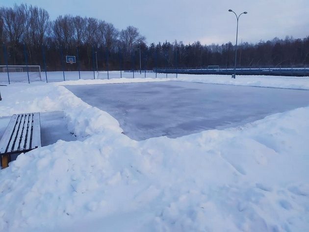 Utworzono plenerowe lodowisko. Jest także darmowa wypożyczalnia łyżew