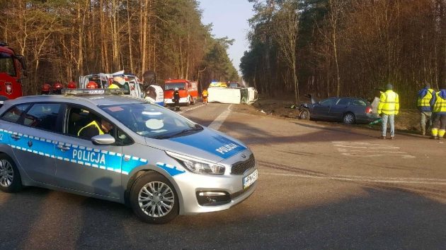 DK63. Zderzyły się bus i osobówka