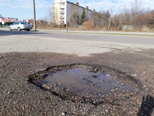 Pozimowe dziury w białostockich drogach. Gdzie jest ich najwięcej? Ile kosztuje naprawa?