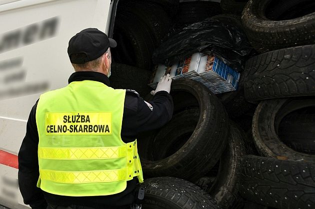 Ładunek opon z dodatkową zawartością. Za ten nadbagaż kierowca odpowie przed sądem