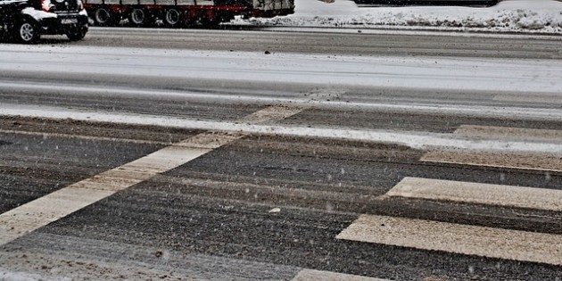 Uwaga na oblodzenie! Da się we znaki kierowcom we wszystkich powiatach w regionie