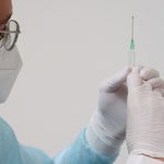 Szczepienia przeciw COVID-19. Rząd przyspiesza roczniki