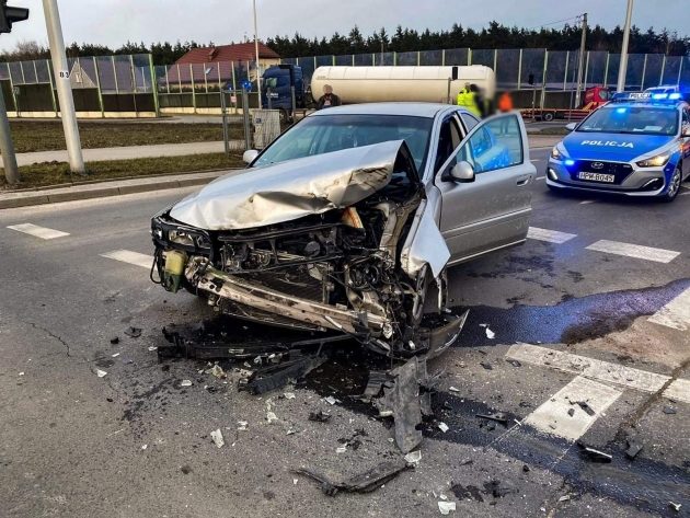 Wypadek na rondzie Putry. Jedna osoba trafiła do szpitala