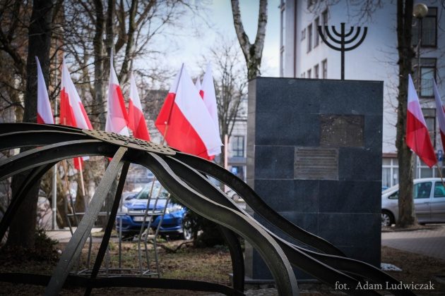 Zamknęli ich w synagodze, podpalili. Kilkanaście osób uratował Józef Bartoszko