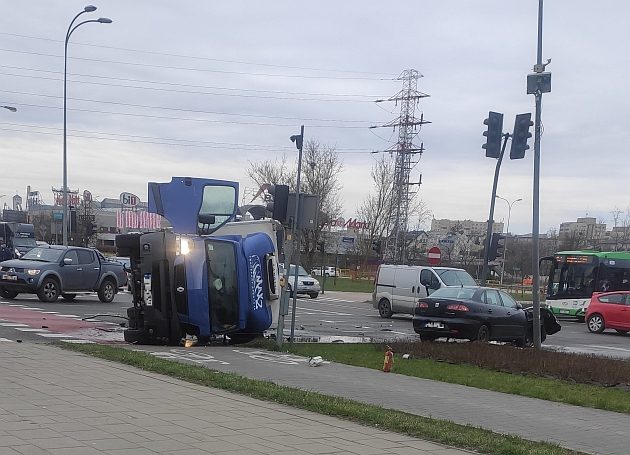 Ul. Branickiego/Miłosza. Doszło do zderzenia dwóch aut [ZDJĘCIA]