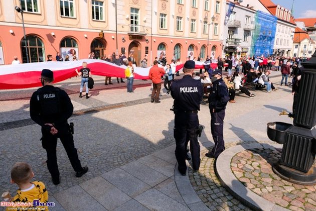 Marsz tzw. antycovidowców w centrum miasta. Bez maseczek, z długą flagą [ZDJĘCIA]