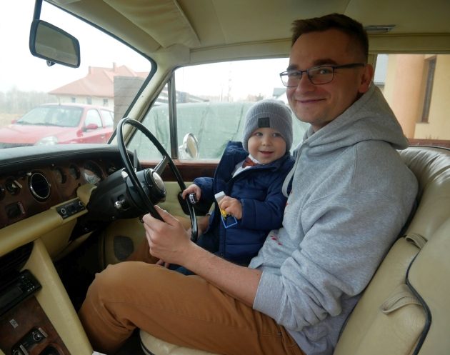 Rolls-Royce dla 2-letniego Mikołaja. Anonimowy darczyńca przekazał auto na licytację